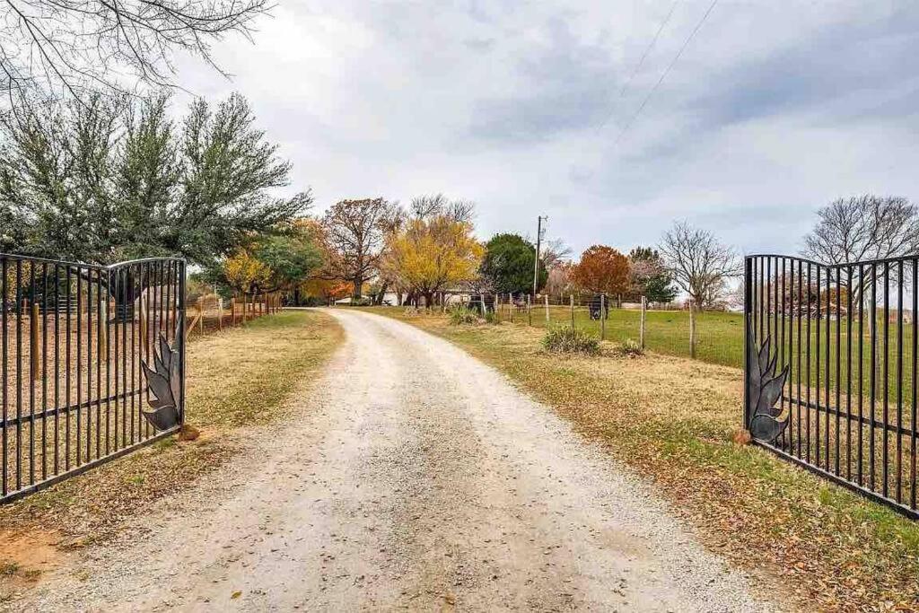 Beautiful Farmhouse W/ Pool On 6 Acres Ranch Aubrey Esterno foto