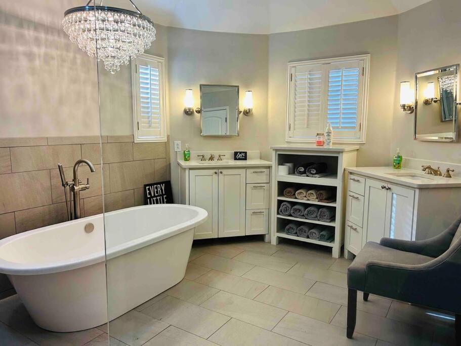 Beautiful Farmhouse W/ Pool On 6 Acres Ranch Aubrey Esterno foto
