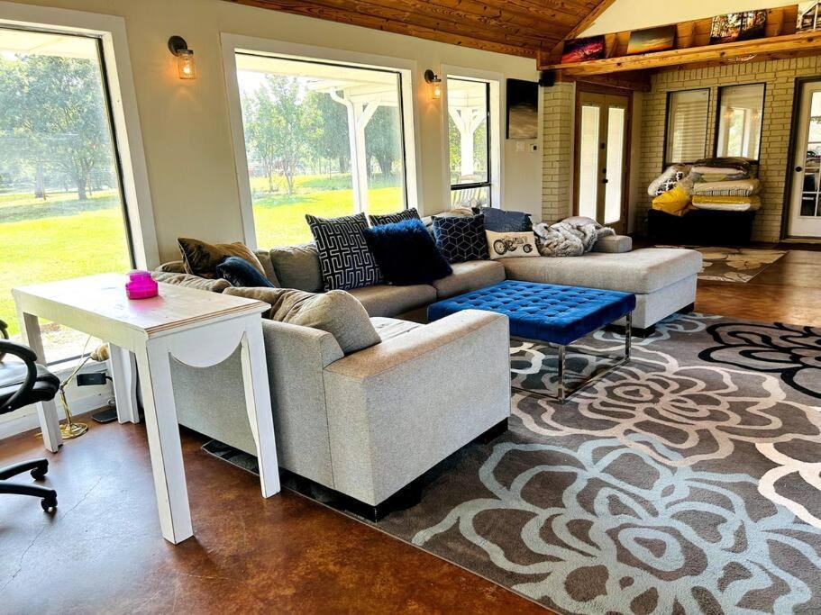 Beautiful Farmhouse W/ Pool On 6 Acres Ranch Aubrey Esterno foto
